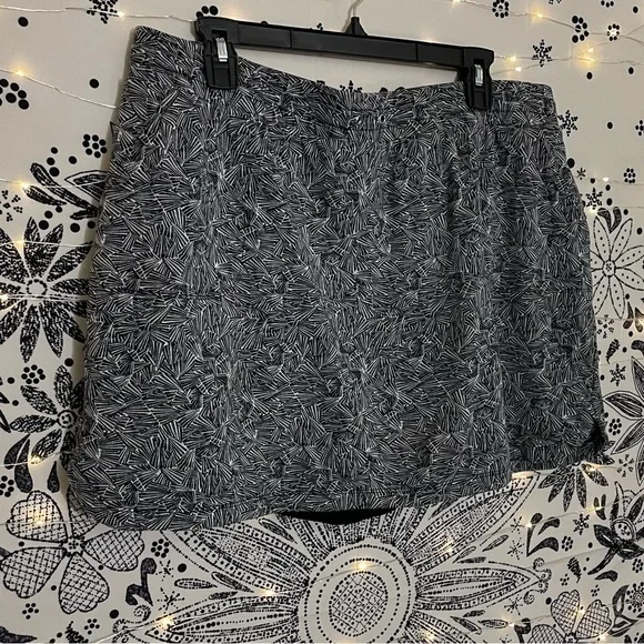 Adorable comfy skort! Black and white geometric pattern cotton blend, size large - Picture 4 of 9